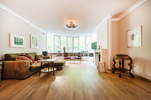 Wohnzimmer mit offenem Kamin