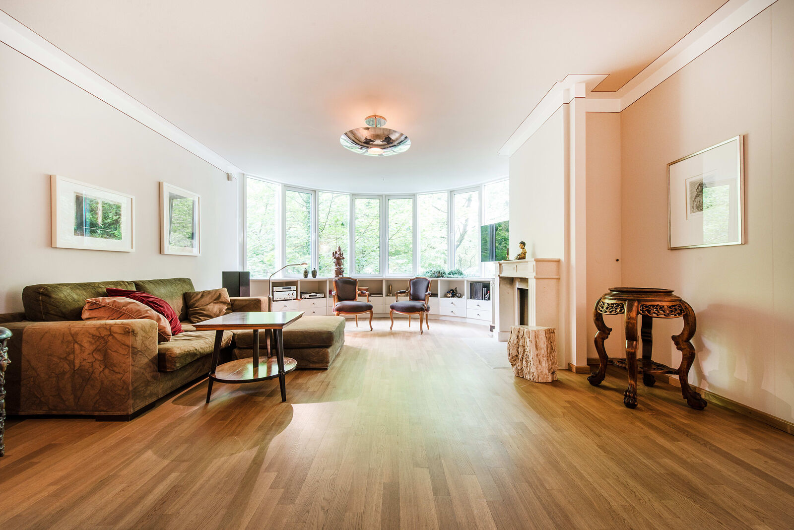 Wohnzimmer mit offenem Kamin