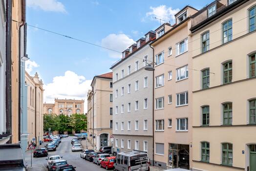 Mit geradliniger Architektur präsentiert sich die Immobilie in nobler Lage