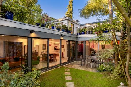Architekten Atrium-Haus mit Dachterrasse, Garten und Pool in idyllischer Villenlage