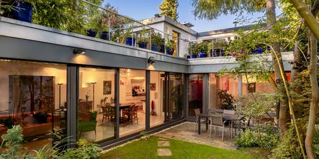 Architekten Atrium-Haus mit Dachterrasse, Garten und Pool in idyllischer Villenlage
