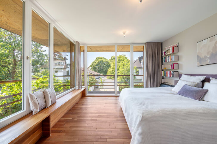Helles Schlafzimmer mit Balkon