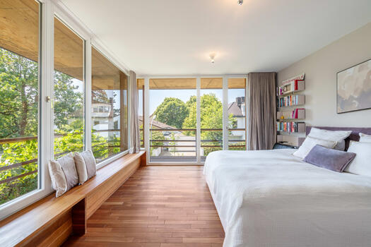 Helles Schlafzimmer mit Balkon