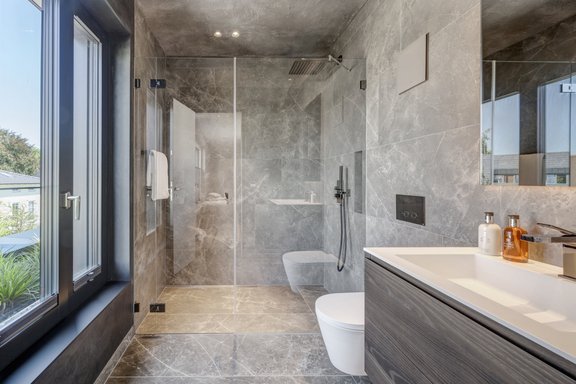 Zwei weitere Duschbäder