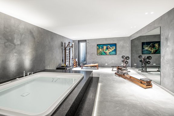 Whirlpool und Sportfläche