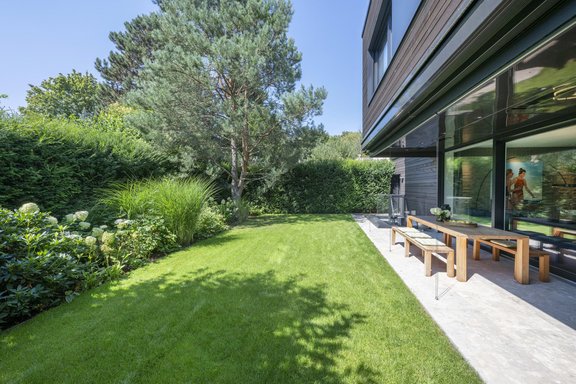 Klare Linien und Glasfronten