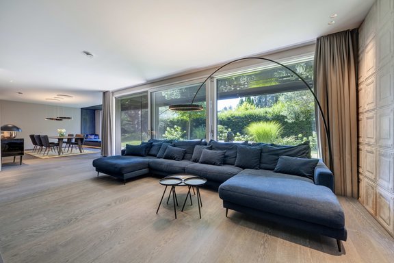 Offener Wohnbereich mit Kamin