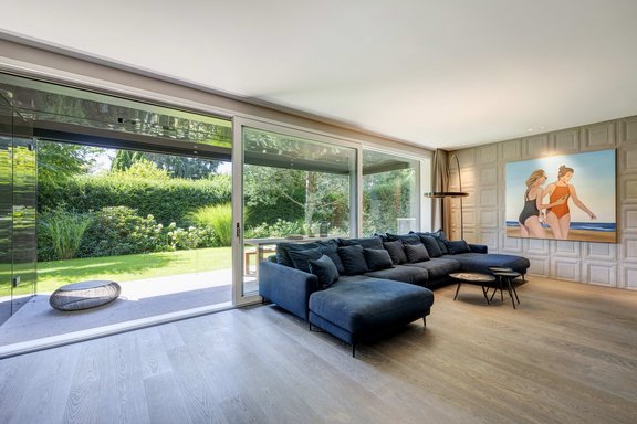 Wohnzimmer mit Blick in den Garten