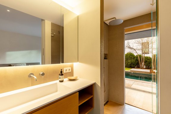 Duschbad auf der Poolebene