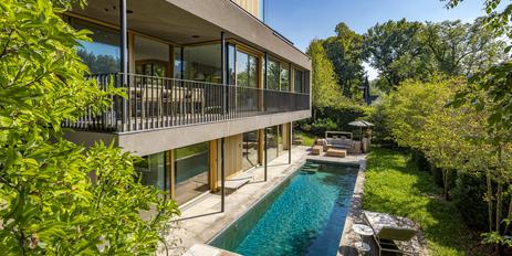 Architekten-Villa mit hochklassiger Ästhetik, Spa-Bereich und Pool in einzigartiger Lage