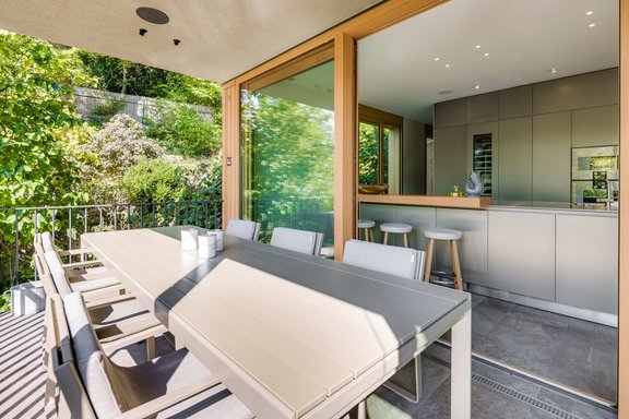 Sonnige West-Loggia mit Abendsonne