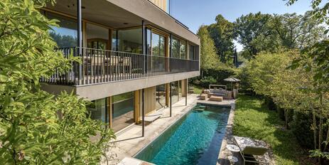 Architekten-Villa mit hochklassiger Ästhetik, Spa-Bereich und Pool in einzigartiger Lage