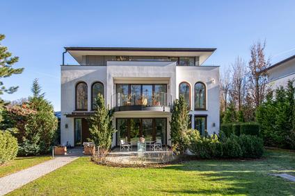 Architekten-Villa mit Indoor-Pool in zeitlos-moderner Ästhetik auf Parkgrundstück