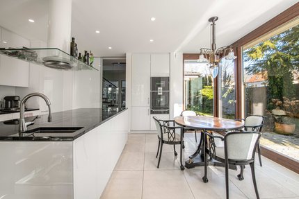 Essplatz im Glas-Erker