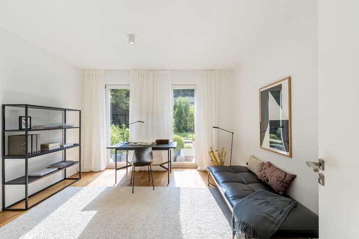Arbeits-/Gästezimmer mit Blick in den Garten