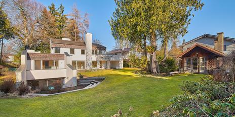 Architect-designed home with an office wing and a charming garden retreat in a prime location in Gauting