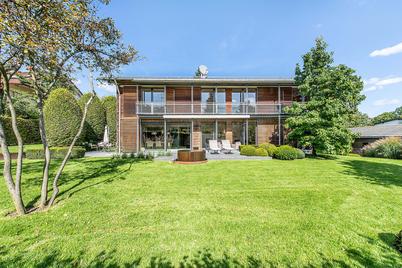 Architektenhaus mit Traumgarten und Alpenblick in familienfreundlicher Bestlage