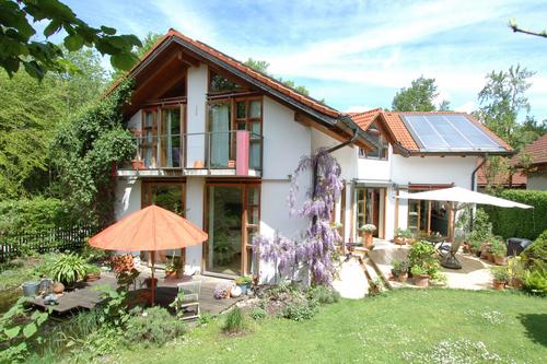Architektonisch besonders reizvolles Einfamileinhaus in unmittelbarer Seenähe