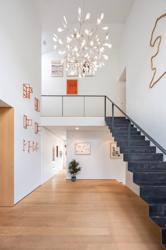 Großzügiges Entrée mit skulpturaler Treppe