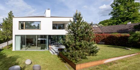 Architektonische Klarheit trifft exklusives Wohnen in direkter Seenähe
