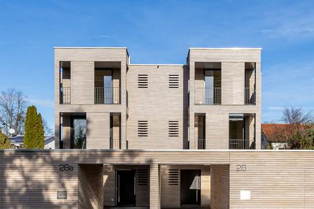 Architektur, Farbe und Licht: Neubau-Doppelhaushälfte mit hochklassigem Interior Design