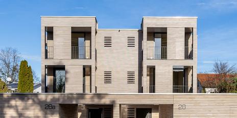 Architektur, Farbe und Licht: Neubau-Doppelhaushälfte mit hochklassigem Interior Design