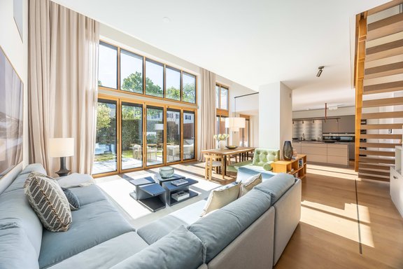 Lichterfüllter Living-Bereich