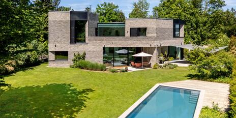 Architectural gem in a prime location: a single-family villa with sophisticated design and an outdoor pool