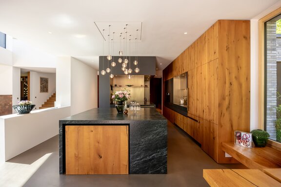 A high-end kitchen by Erlacher as the centerpiece