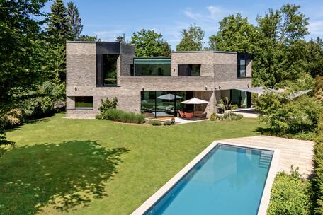 Architectural Highlight in a Prime Location: A Single-Family Villa with High-End Aesthetics and an Outdoor Pool