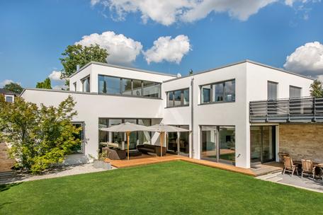 Architektur-Highlight: Moderne, luxuriöse Bauhausvilla mit Traumgarten