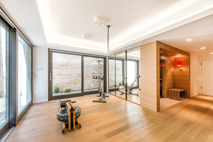 Heller Fitnessbereich mit Zugang zur Terrasse