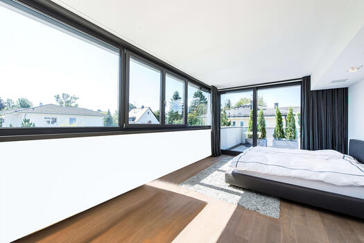 Schlafzimmer mit Zugang zur Dachterrasse