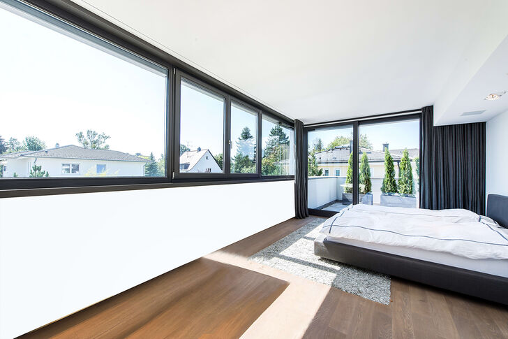 Schlafzimmer mit Zugang zur Dachterrasse