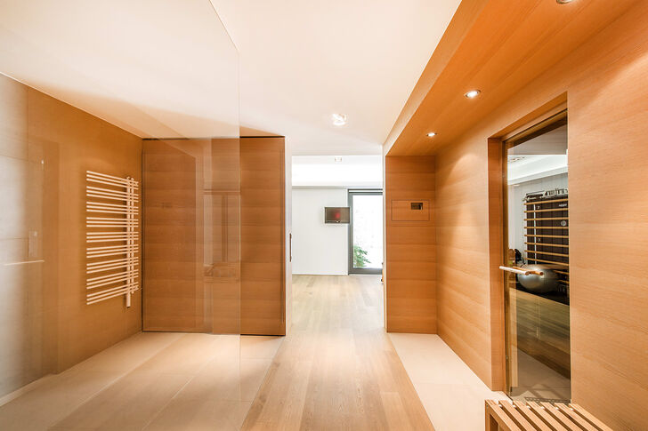 Exklusiver Saunabereich mit Walk-in-Dusche