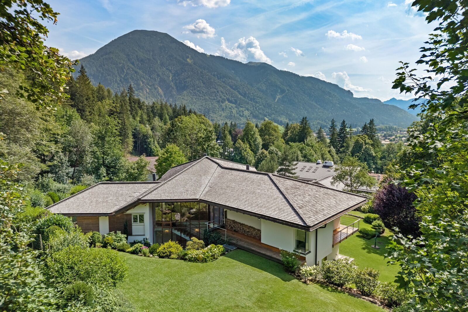 Elegante Villa in idyllischer Bergkulisse