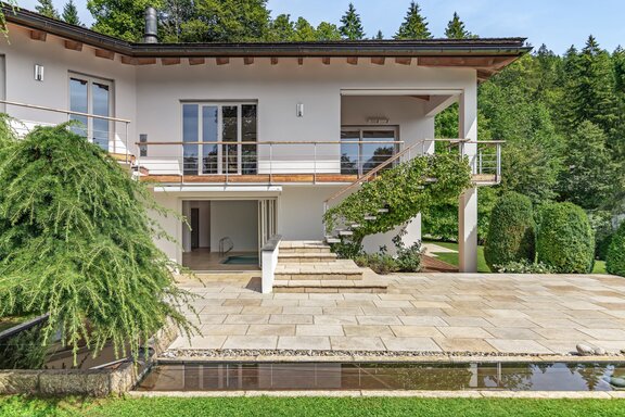 Spacious sun terrace with a view of the greenery