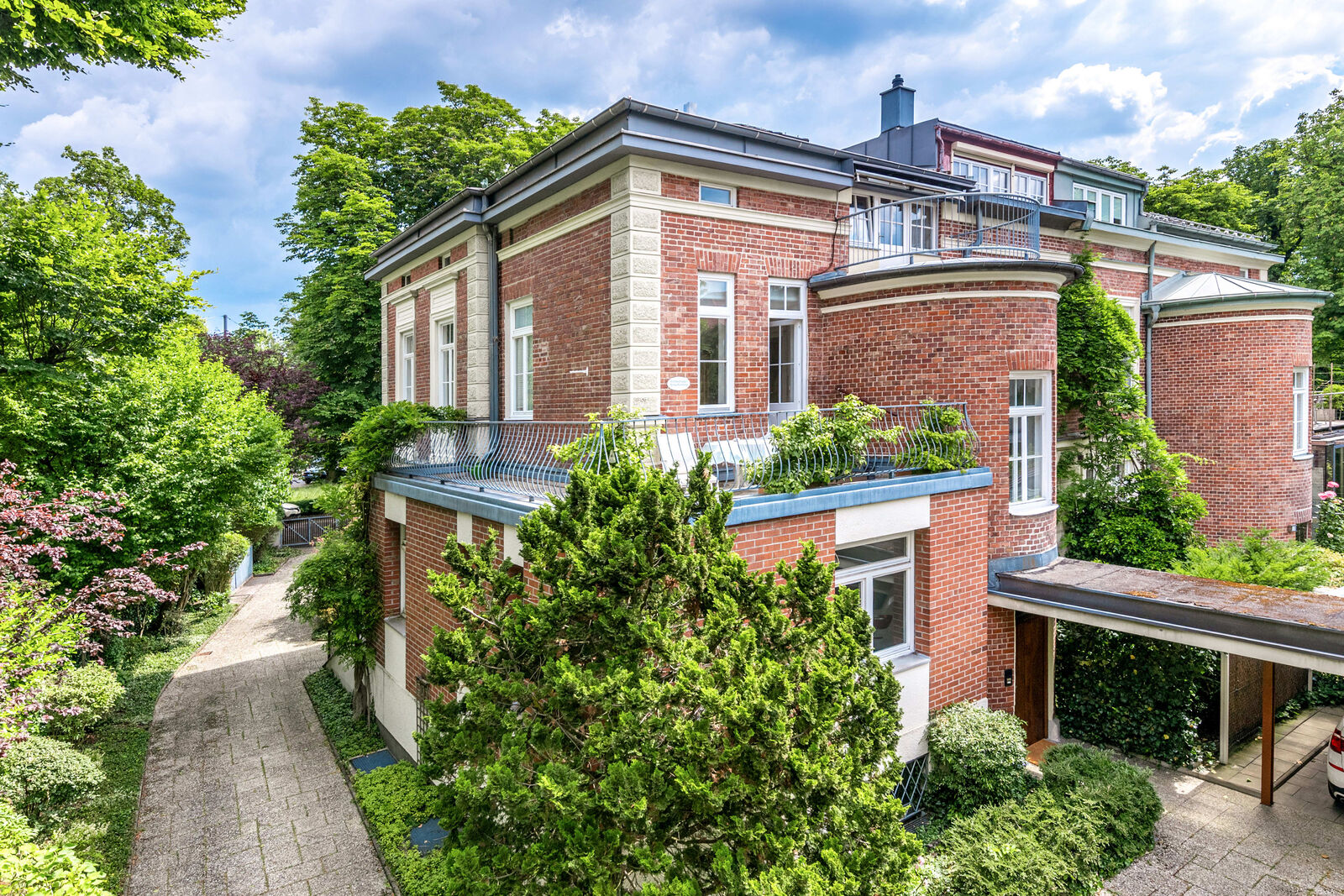 Rückansicht mit Treppenturm und Anbau mit Terrasse