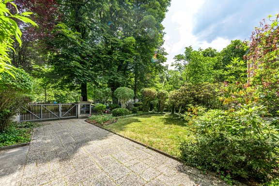 Sonniger Garten vor der Villa