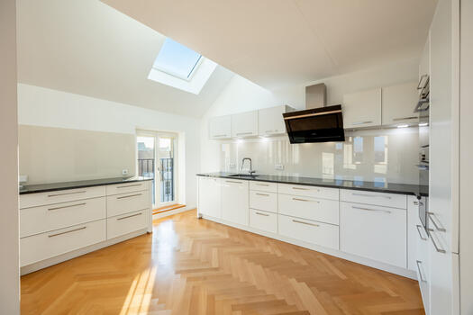 Fully equipped eat-in kitchen