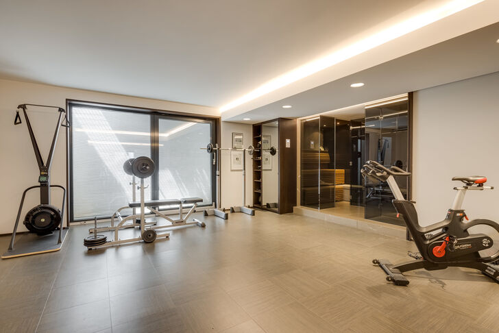 Fitnessbereich mit Sauna und Dampfdusche