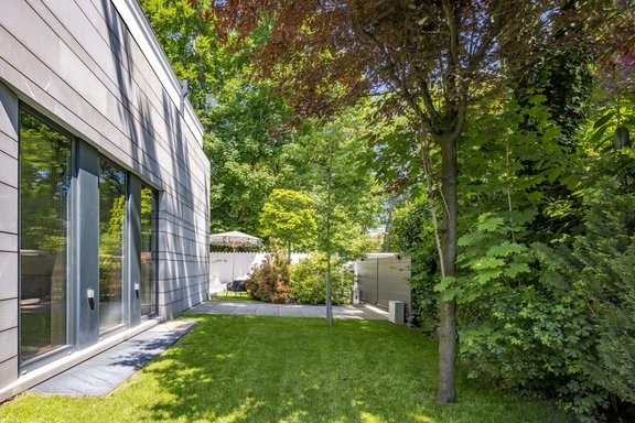 Eingewachsener umlaufender Garten