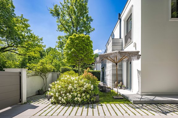 Aufwändig angelegter Garten