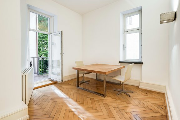 Schlafzimmer oder Wellnessbad mit Balkon zum Innenhof