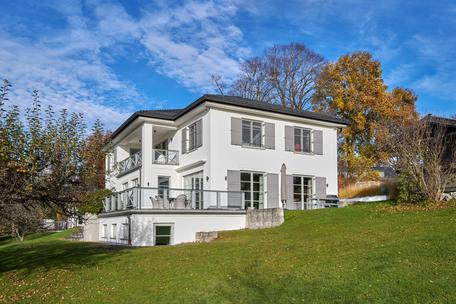 Stunning villa with guest house and lake view