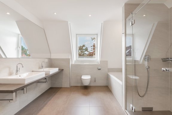 Zwei Tageslicht-Badezimmer