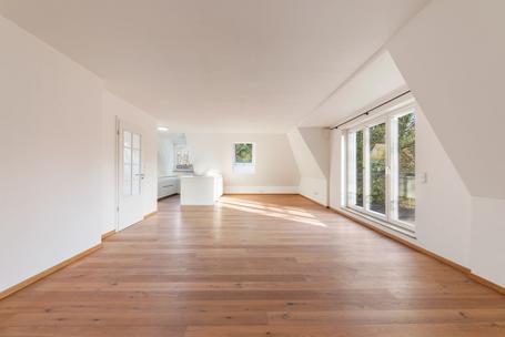 Attraktive Dachgeschosswohnung mit zwei Terrassen in ruhiger Lage