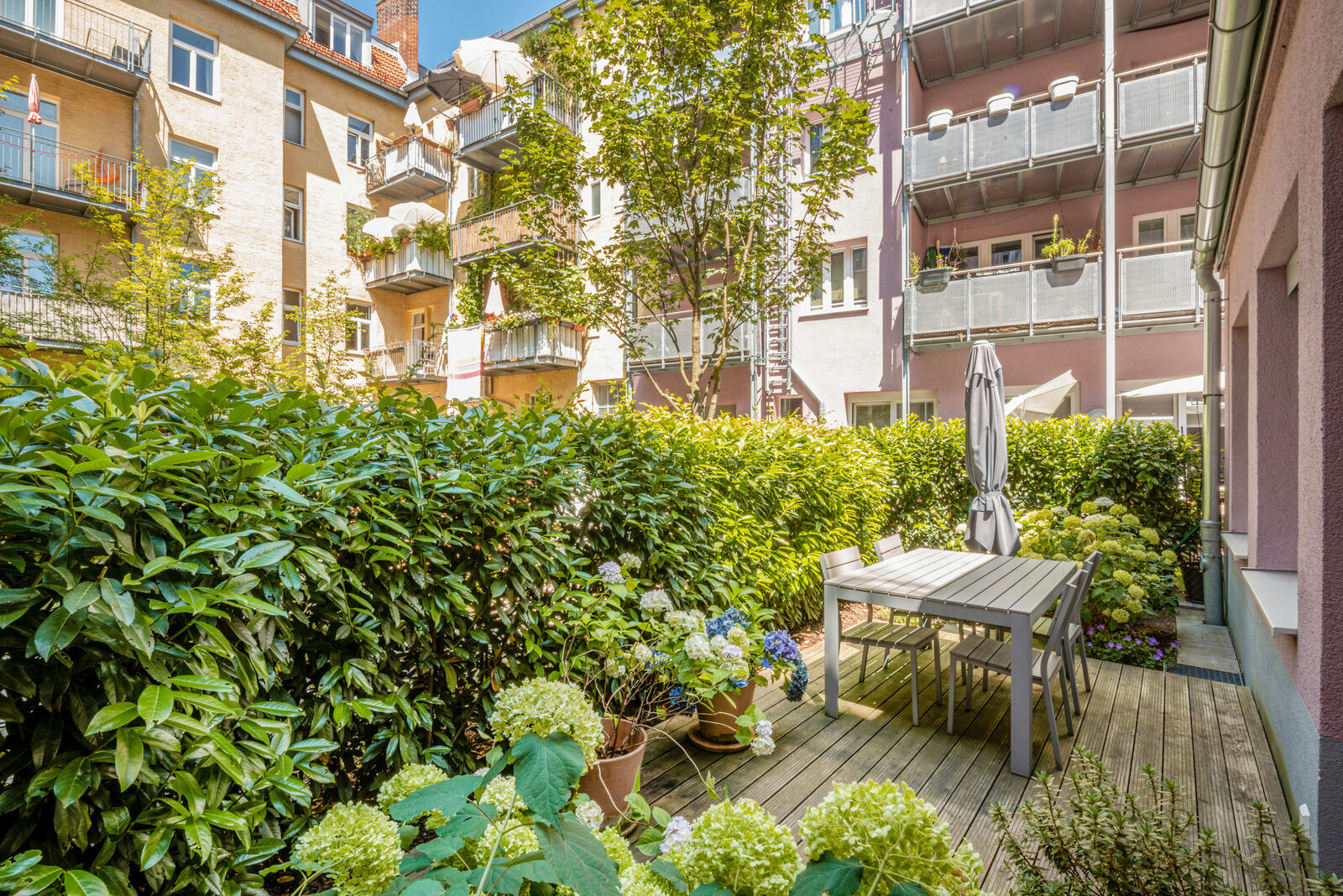 Grün eingewachsene Terrasse