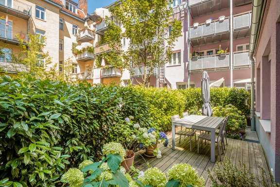 Grün eingewachsene Terrasse