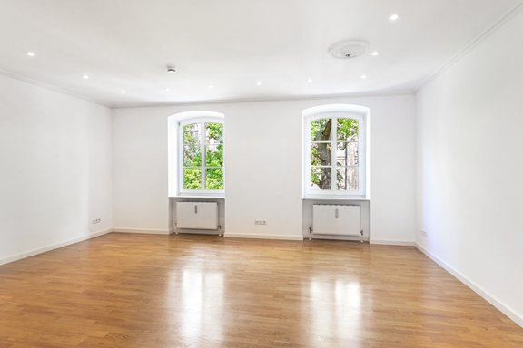 Wohnbereich mit grünem Blick